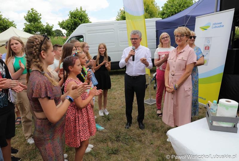 Marszałek Elżbieta Anna Polak (z prawej), radna woj. lubuskiego Małgorzata Paluch-Słowińska oraz burmistrz Bytomia Odrz. Jacek Sauter na Pikniku zdrowia w Bytomiu Odrzańskim