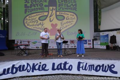 Marszałek Elżbieta Anna Polak (w środku) podczas otwarcia 52. Lubuskiego Lata Filmowego w Łagowie