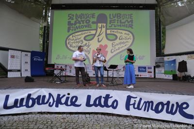 Marszałek Elżbieta Anna Polak (w środku) podczas otwarcia 52. Lubuskiego Lata Filmowego w Łagowie
