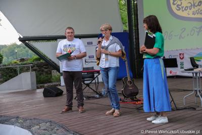 Marszałek Elżbieta Anna Polak (w środku) podczas otwarcia 52. Lubuskiego Lata Filmowego w Łagowie