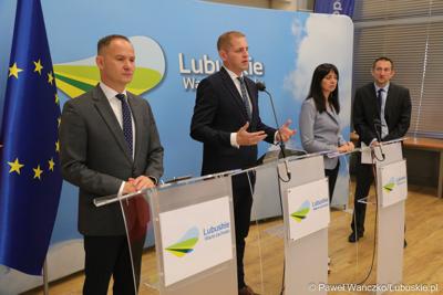 Wicemarszałek Łukasz Porycki (w środku), deputowana ludowa Ukrainy, członkini Komisji Rady Najwyższej Ukrainy ds. Polityki Humanitarnej i Informacyjnej Tetiana Skrypka oraz dyr Biura Współpracy Zagranicznej i Europejskiej Współpracy Terytorialnej UMWL Radosław Brodzik (z lewej) podczas konferencji prasowej 