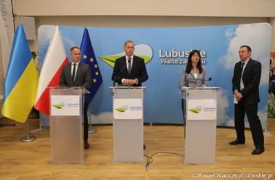 Wicemarszałek Łukasz Porycki (w środku), deputowana ludowa Ukrainy, członkini Komisji Rady Najwyższej Ukrainy ds. Polityki Humanitarnej i Informacyjnej Tetiana Skrypka oraz dyr Biura Współpracy Zagranicznej i Europejskiej Współpracy Terytorialnej UMWL Radosław Brodzik (z lewej) podczas konferencji prasowej 
