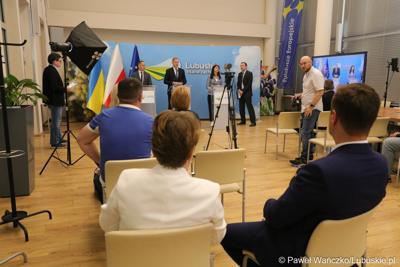 Uczestnicy konferencji prasowej przedstawicieli Urzędu Marszałkowskiego Województwa Lubuskiego z delegacją z Ukrainy 