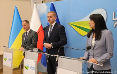 Wicemarszałek Łukasz Porycki (w środku), deputowana ludowa Ukrainy, członkini Komisji Rady Najwyższej Ukrainy ds. Polityki Humanitarnej i Informacyjnej Tetiana Skrypka oraz dyr Biura Współpracy Zagranicznej i Europejskiej Współpracy Terytorialnej UMWL Radosław Brodzik podczas konferencji prasowej 