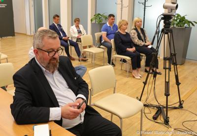 Uczestnicy konferencji prasowej przedstawicieli Urzędu Marszałkowskiego Województwa Lubuskiego z delegacją z Ukrainy 