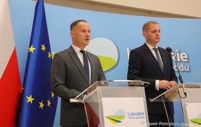 Wicemarszałek Łukasz Porycki (z prawej) oraz dyr Biura Współpracy Zagranicznej i Europejskiej Współpracy Terytorialnej UMWL Radosław Brodzik podczas konferencji prasowej 