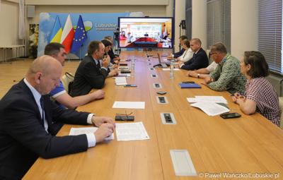 Uczestnicy spotkania przedstawicieli Urzędu Marszałkowskiego Województwa Lubuskiego z delegacją z Ukrainy 