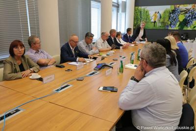 Uczestnicy spotkania przedstawicieli Komisji Współpracy Zagranicznej i Promocji Województwa Lubuskiego z delegacją z Ukrainy 