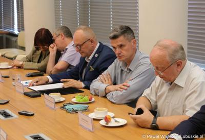 Uczestnicy spotkania przedstawicieli Komisji Współpracy Zagranicznej i Promocji Województwa Lubuskiego z delegacją z Ukrainy 