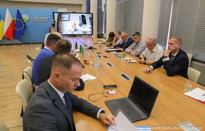 Uczestnicy spotkania przedstawicieli Komisji Współpracy Zagranicznej i Promocji Województwa Lubuskiego z delegacją z Ukrainy 