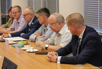 Uczestnicy spotkania przedstawicieli Komisji Współpracy Zagranicznej i Promocji Województwa Lubuskiego z delegacją z Ukrainy 