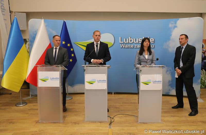 Wicemarszałek Łukasz Porycki (w środku), deputowana ludowa Ukrainy, członkini Komisji Rady Najwyższej Ukrainy ds. Polityki Humanitarnej i Informacyjnej Tetiana Skrypka oraz dyr Biura Współpracy Zagranicznej i Europejskiej Współpracy Terytorialnej UMWL Radosław Brodzik (z lewej) podczas konferencji prasowej