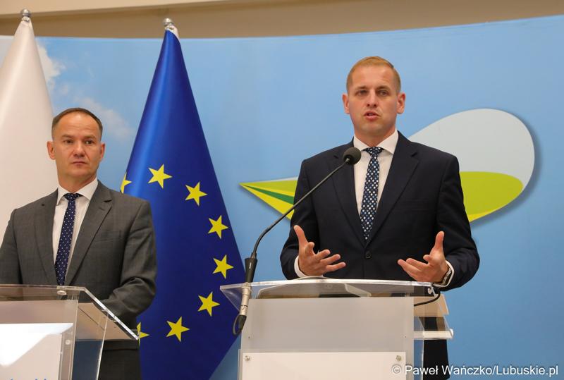 Wicemarszałek Łukasz Porycki (z prawej) oraz dyr Biura Współpracy Zagranicznej i Europejskiej Współpracy Terytorialnej UMWL Radosław Brodzik podczas konferencji prasowej