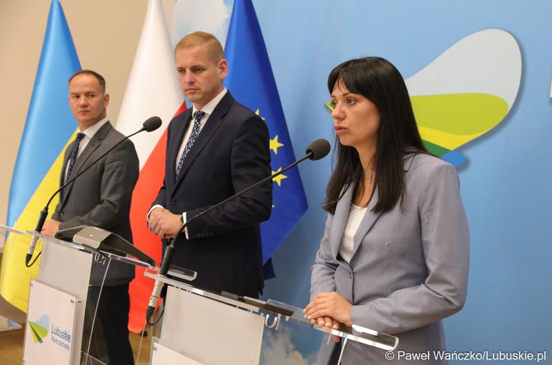 Wicemarszałek Łukasz Porycki (w środku), deputowana ludowa Ukrainy, członkini Komisji Rady Najwyższej Ukrainy ds. Polityki Humanitarnej i Informacyjnej Tetiana Skrypka oraz dyr Biura Współpracy Zagranicznej i Europejskiej Współpracy Terytorialnej UMWL Radosław Brodzik podczas konferencji prasowej