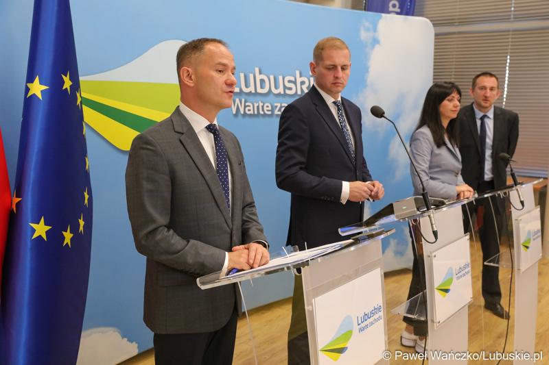 Wicemarszałek Łukasz Porycki (w środku), deputowana ludowa Ukrainy, członkini Komisji Rady Najwyższej Ukrainy ds. Polityki Humanitarnej i Informacyjnej Tetiana Skrypka oraz dyr Biura Współpracy Zagranicznej i Europejskiej Współpracy Terytorialnej UMWL Radosław Brodzik (na piewwszym planie) podczas konferencji prasowej