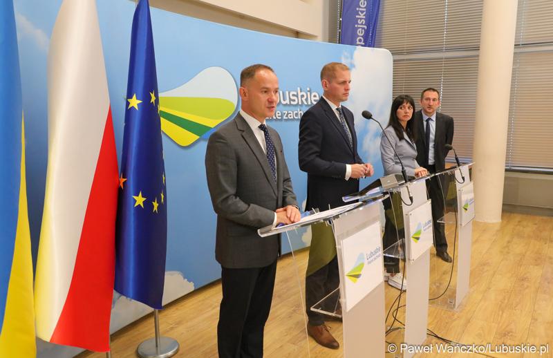 Wicemarszałek Łukasz Porycki (w środku), deputowana ludowa Ukrainy, członkini Komisji Rady Najwyższej Ukrainy ds. Polityki Humanitarnej i Informacyjnej Tetiana Skrypka oraz dyr Biura Współpracy Zagranicznej i Europejskiej Współpracy Terytorialnej UMWL Radosław Brodzik (na pierwszym planie) podczas konferencji prasowej