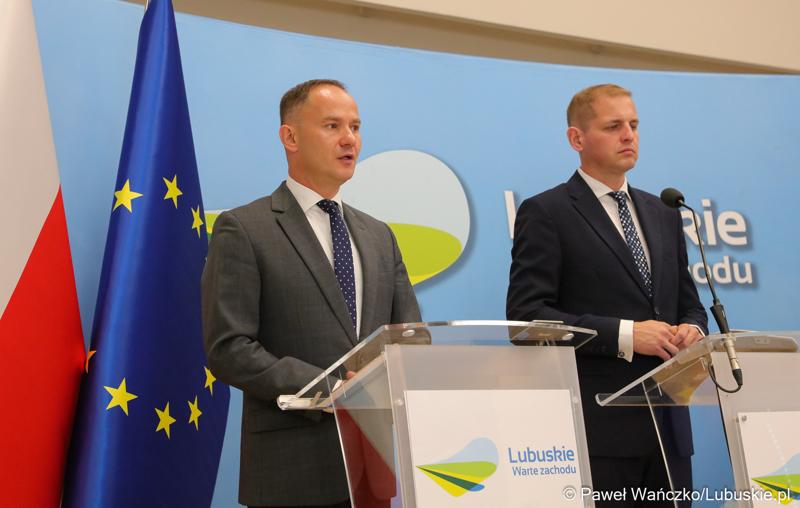 Wicemarszałek Łukasz Porycki (z prawej) oraz dyr Biura Współpracy Zagranicznej i Europejskiej Współpracy Terytorialnej UMWL Radosław Brodzik podczas konferencji prasowej