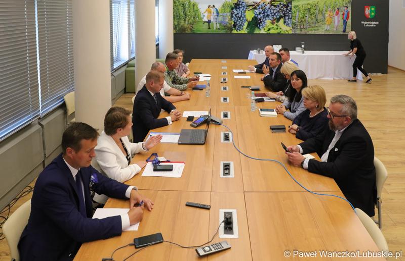 Uczestnicy spotkania przedstawicieli Urzędu Marszałkowskiego Województwa Lubuskiego z delegacją z Ukrainy
