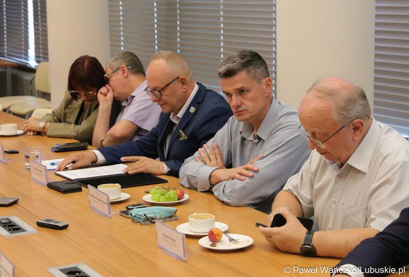 Uczestnicy spotkania przedstawicieli Komisji Współpracy Zagranicznej i Promocji Województwa Lubuskiego z delegacją z Ukrainy
