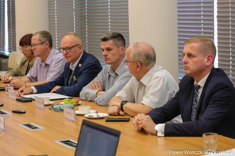 Uczestnicy spotkania przedstawicieli Komisji Współpracy Zagranicznej i Promocji Województwa Lubuskiego z delegacją z Ukrainy