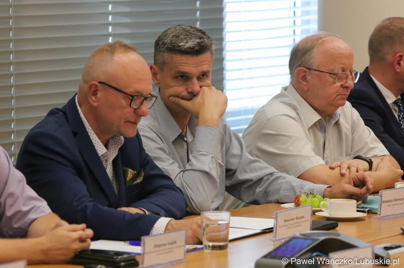 Uczestnicy spotkania przedstawicieli Komisji Współpracy Zagranicznej i Promocji Województwa Lubuskiego z delegacją z Ukrainy