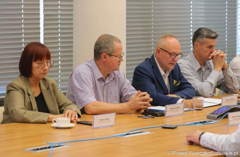 Uczestnicy spotkania przedstawicieli Komisji Współpracy Zagranicznej i Promocji Województwa Lubuskiego z delegacją z Ukrainy