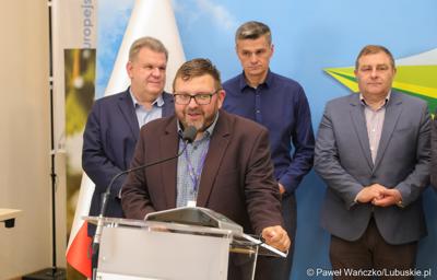 Uczestnicy konferencji prasowej na temat “Możliwości i kierunki rozwoju Parku Technologii Kosmicznych. Przy mikrofonie dyr Departamentu Rozwoju i innowacji UMWL Jarosław Flakowski  