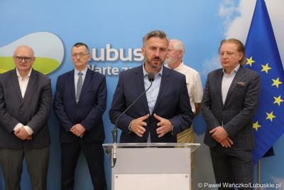 Uczestnicy konferencji prasowej na temat “Możliwości i kierunki rozwoju Parku Technologii Kosmicznych. Przy mikrofonie Poseł na Sejm RP Waldemar Sługocki.
