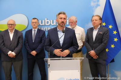 Uczestnicy konferencji prasowej na temat “Możliwości i kierunki rozwoju Parku Technologii Kosmicznych. Przy mikrofonie Poseł na Sejm RP Waldemar Sługocki.