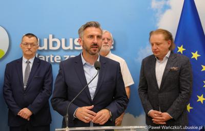 Uczestnicy konferencji prasowej na temat “Możliwości i kierunki rozwoju Parku Technologii Kosmicznych. Przy mikrofonie Poseł na Sejm RP Waldemar Sługocki.