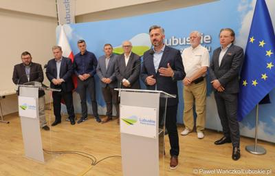 Uczestnicy konferencji prasowej na temat “Możliwości i kierunki rozwoju Parku Technologii Kosmicznych: Posłowie na Sejm RP Waldemar Sługocki (przy mikrofonie) i Bogusław Wontor, Prorektor ds. Rozwoju i Finansów UZ dr hab. inż. Andrzej Pieczyński, prof. UZ, dyrektor zielonogórskiego oddziału CBK PAN prof. Marek Banaszkiewicz, b. dyrektor ds. robotyzacji NASA prof. Alexander Nawrocki, prezes zarządu Hertz New Technologies Zygmunt Rafał Trzaskowski oraz radni Województwa Lubuskiego Sebastian Ciemnoczołowski i Grzegorz Potęga.