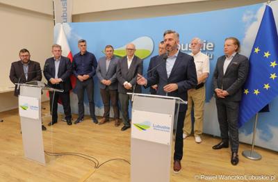 Uczestnicy konferencji prasowej na temat “Możliwości i kierunki rozwoju Parku Technologii Kosmicznych. Przy mikrofonie Poseł na Sejm RP Waldemar Sługocki.