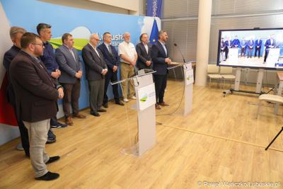 Uczestnicy konferencji prasowej na temat “Możliwości i kierunki rozwoju Parku Technologii Kosmicznych. Przy mikrofonie Poseł na Sejm RP Waldemar Sługocki.