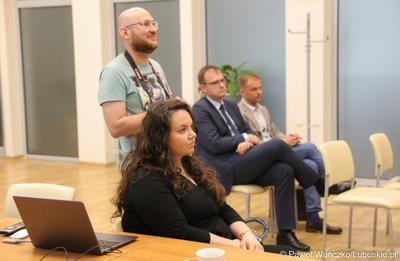 Uczestnicy konferencji prasowej na temat “Możliwości i kierunki rozwoju Parku Technologii Kosmicznych. W konferencji wzięli udział: Posłowie na Sejm RP Waldemar Sługocki i Bogusław Wontor, Prorektor ds. Rozw