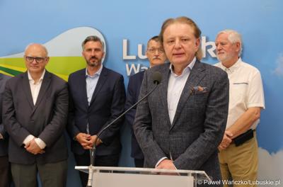 Uczestnicy konferencji prasowej na temat “Możliwości i kierunki rozwoju Parku Technologii Kosmicznych. Przy mikrofonie prezes zarządu Hertz New Technologies Zygmunt Rafał Trzaskowski.