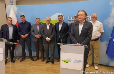 Uczestnicy konferencji prasowej na temat “Możliwości i kierunki rozwoju Parku Technologii Kosmicznych. Przy mikrofonie prezes zarządu Hertz New Technologies Zygmunt Rafał Trzaskowski.