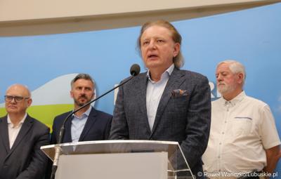 Uczestnicy konferencji prasowej na temat “Możliwości i kierunki rozwoju Parku Technologii Kosmicznych. Przy mikrofonie prezes zarządu Hertz New Technologies Zygmunt Rafał Trzaskowski.