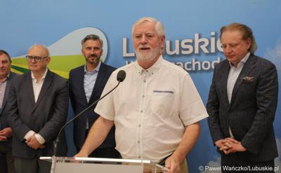 Uczestnicy konferencji prasowej na temat “Możliwości i kierunki rozwoju Parku Technologii Kosmicznych. Przy mikrofonie b. dyrektor ds. robotyzacji NASA prof. Alexander Nawrocki.