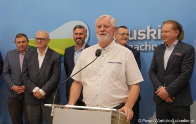 Uczestnicy konferencji prasowej na temat “Możliwości i kierunki rozwoju Parku Technologii Kosmicznych. Przy mikrofonie b. dyrektor ds. robotyzacji NASA prof. Alexander Nawrocki.