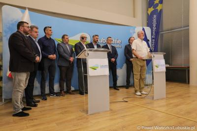 Uczestnicy konferencji prasowej na temat “Możliwości i kierunki rozwoju Parku Technologii Kosmicznych. Przy mikrofonie b. dyrektor ds. robotyzacji NASA prof. Alexander Nawrocki.