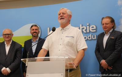 Uczestnicy konferencji prasowej na temat “Możliwości i kierunki rozwoju Parku Technologii Kosmicznych. Przy mikrofonie b. dyrektor ds. robotyzacji NASA prof. Alexander Nawrocki.