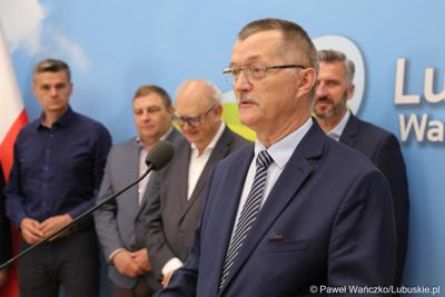 Uczestnicy konferencji prasowej na temat “Możliwości i kierunki rozwoju Parku Technologii Kosmicznych. Przy mikrofonie Prorektor ds. Rozwoju i Finansów UZ dr hab. inż. Andrzej Pieczyński.