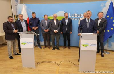 Uczestnicy konferencji prasowej na temat “Możliwości i kierunki rozwoju Parku Technologii Kosmicznych. Przy mikrofonie Prorektor ds. Rozwoju i Finansów UZ dr hab. inż. Andrzej Pieczyński.