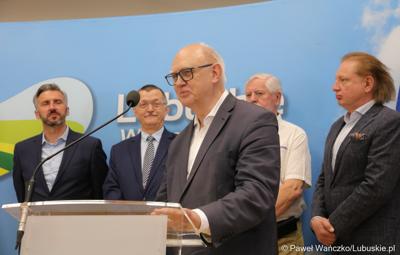 Uczestnicy konferencji prasowej na temat “Możliwości i kierunki rozwoju Parku Technologii Kosmicznych. Przy mikrofonie prof. UZ, dyrektor zielonogórskiego oddziału CBK PAN prof. Marek Banaszkiewicz.