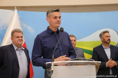 Uczestnicy konferencji prasowej na temat “Możliwości i kierunki rozwoju Parku Technologii Kosmicznych. Przy mikrofonie radny Województwa Lubuskiego Sebastian Ciemnoczołowski.