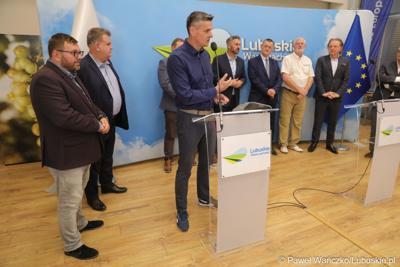 Uczestnicy konferencji prasowej na temat “Możliwości i kierunki rozwoju Parku Technologii Kosmicznych. Przy mikrofonie radny Województwa Lubuskiego Sebastian Ciemnoczołowski.