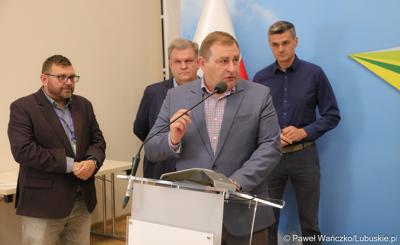 Uczestnicy konferencji prasowej na temat “Możliwości i kierunki rozwoju Parku Technologii Kosmicznych. Przy mikrofonie radny Województwa Lubuskiego Grzegorz Potęga.