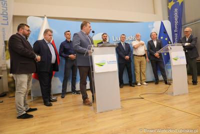 Uczestnicy konferencji prasowej na temat “Możliwości i kierunki rozwoju Parku Technologii Kosmicznych. Przy mikrofonie radny Województwa Lubuskiego Grzegorz Potęga.