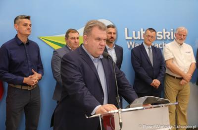 Uczestnicy konferencji prasowej na temat “Możliwości i kierunki rozwoju Parku Technologii Kosmicznych. Przy mikrofonie Poseł na Sejm RP Bogusław Wontor.