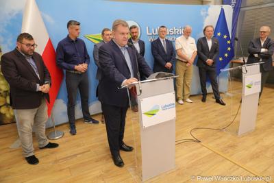 Uczestnicy konferencji prasowej na temat “Możliwości i kierunki rozwoju Parku Technologii Kosmicznych. Przy mikrofonie Poseł na Sejm RP Bogusław Wontor.